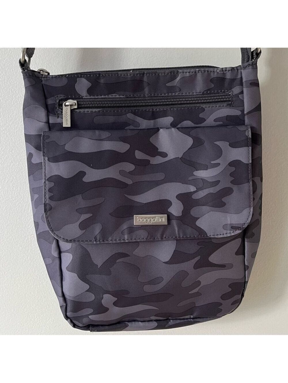 baggallini women’s Pocket Town Crossbody Bag Lightweight Travel Dark Grey Camo